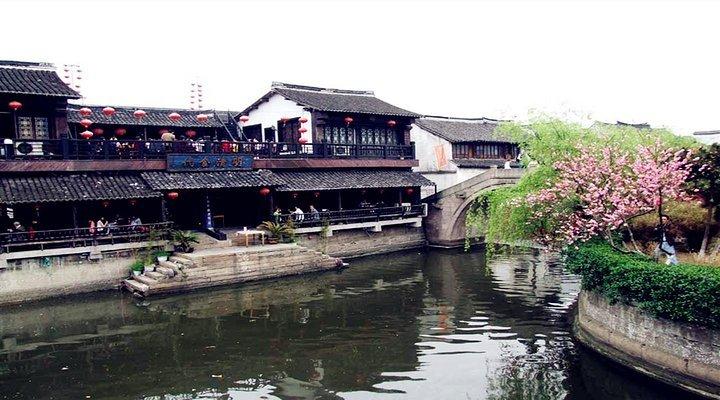 跑进西湖群山 画出“中国龙”